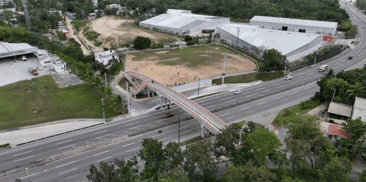 Cedieron parte del play para un puente peatonal; tres años después esperan que MOPC les cumpla