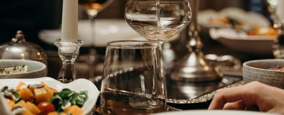 Una vez que se inicia la comida ¿Cómo debemos comportarnos en la mesa?