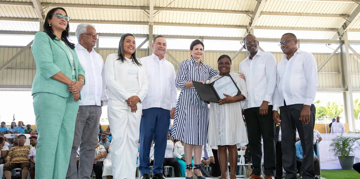 Más de 400 familias reciben títulos de propiedad en Azua
