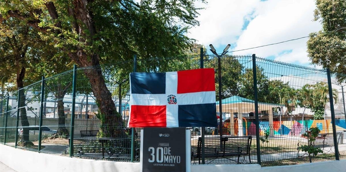 Carolina Mejía coloca la bandera nacional en parques por el Mes de la Patria