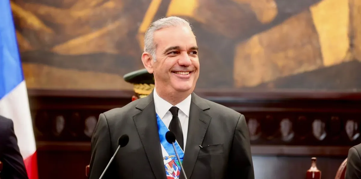 Presidente Luis Abinader dona su sueldo 2025 a grupos vulnerables
