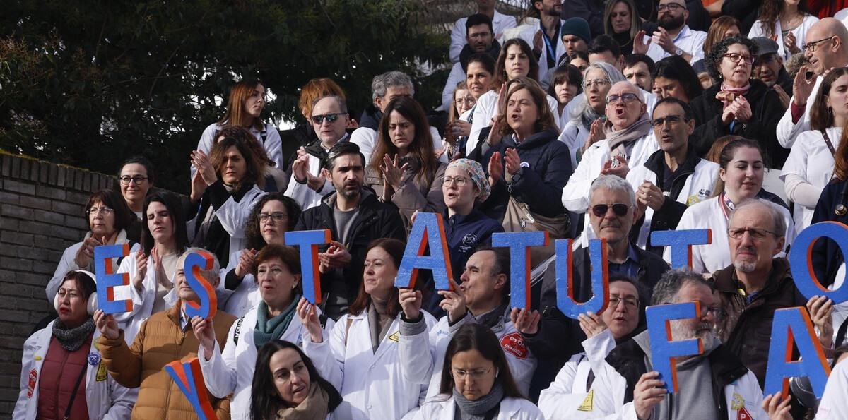 Médicos en España comienzan una huelga de una semana al mes para reclamar estatuto propio