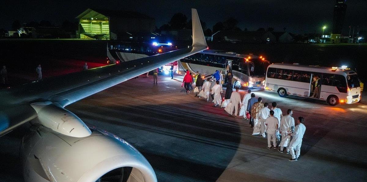 Colombia recibe a 101 connacionales deportados de EE. UU. en un vuelo humanitario