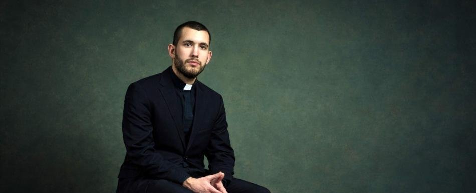 El padre Mike S.J. hace rimar el sacerdocio y el rap