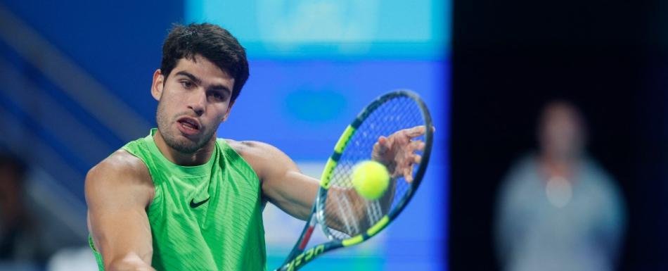 Carlos Alcaraz salva dos puntos de set y avanza a los octavos de final en Doha