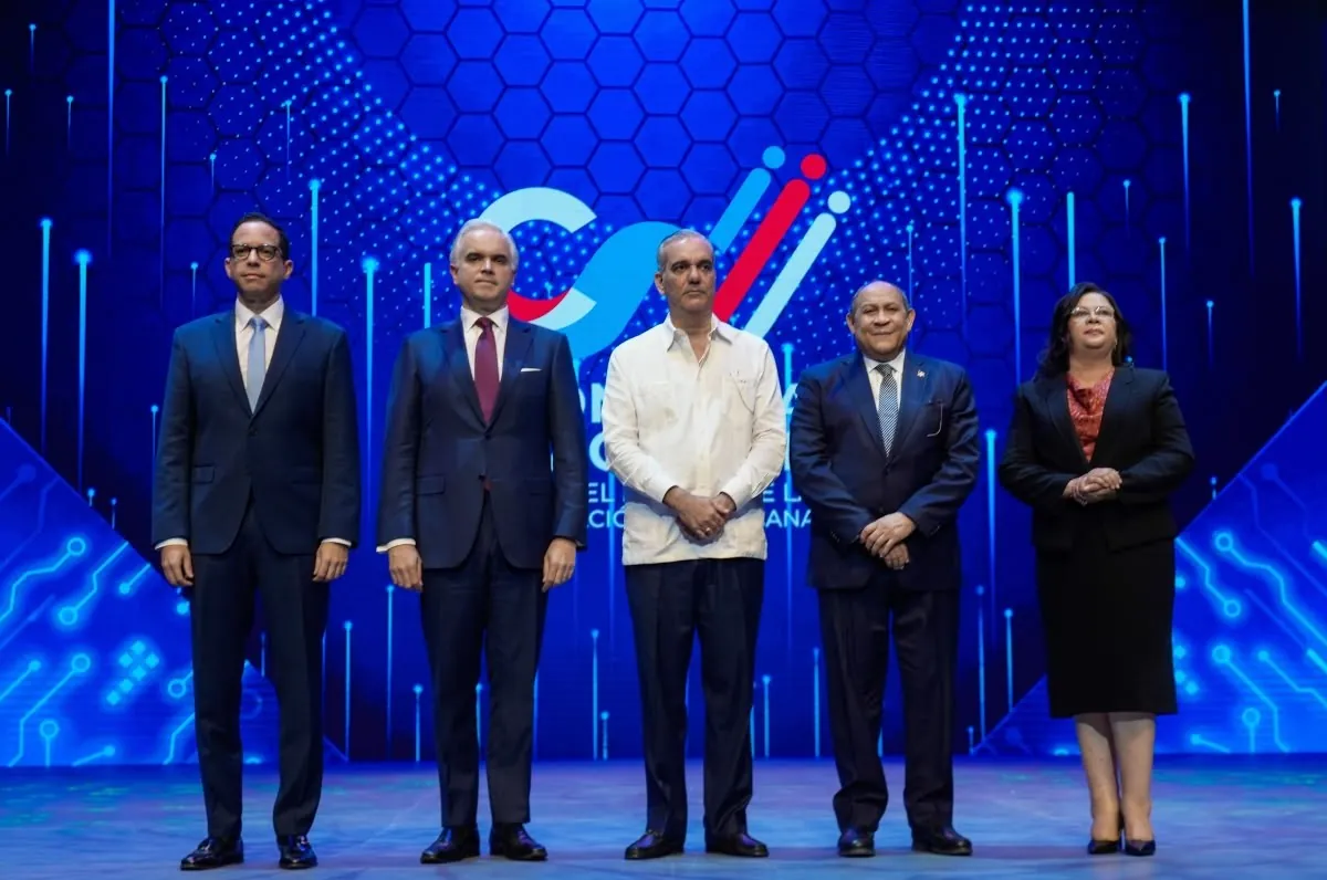 Abinader recibe informe de la Consulta Nacional sobre Educación y asume compromiso de convertirlo en políticas públicas
