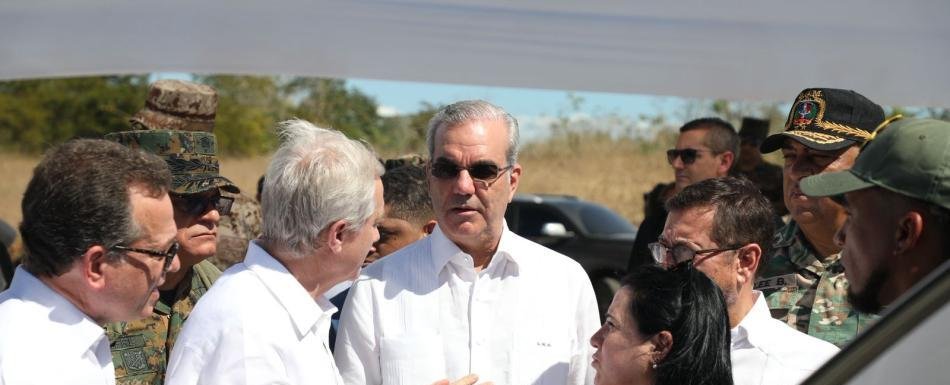 José Antonio Kast y Abinader echan un vistazo al muro fronterizo