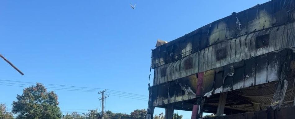 Bancos y tiendas abren sus puertas tras incendio que destruyó edificio de L&R en Villa Mella