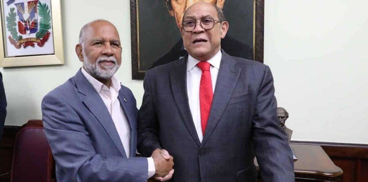 Mescyt entrega a la ADP documento para iniciar proceso de diálogo sobre una reforma educativa