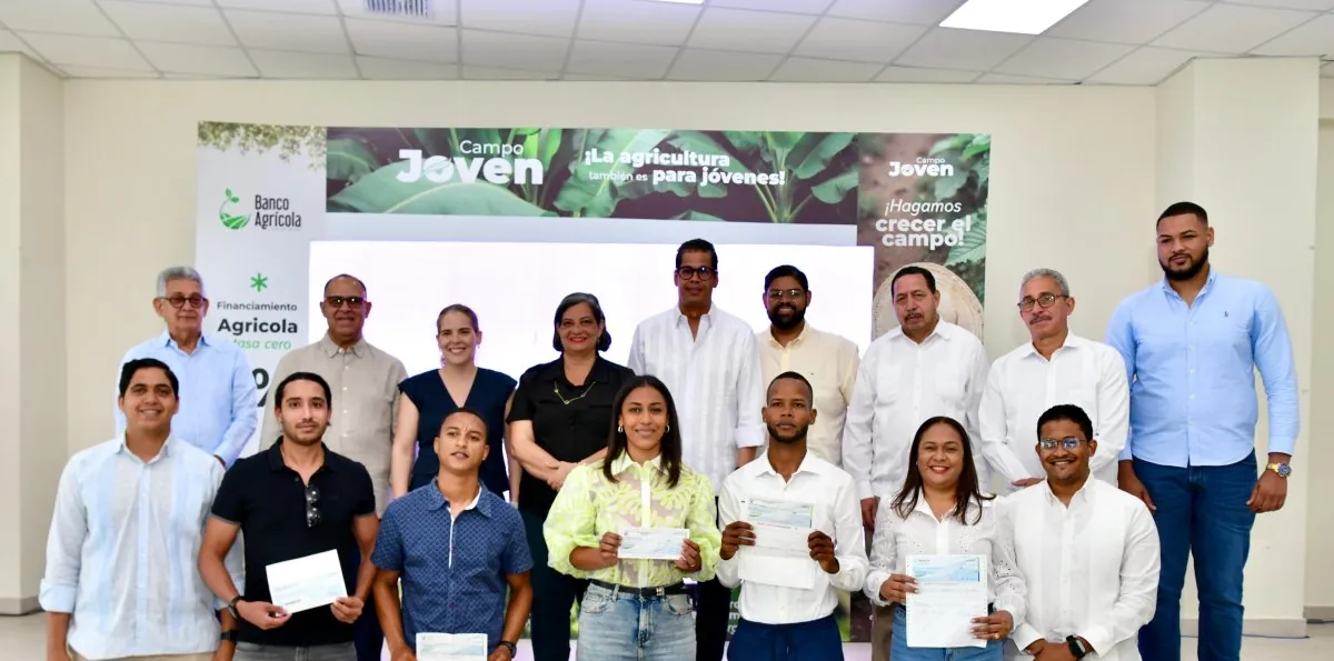 Agricultores con edades entre 18 y 35 años reciben préstamos por RD$200 millones del Banco Agrícola a tasa cero