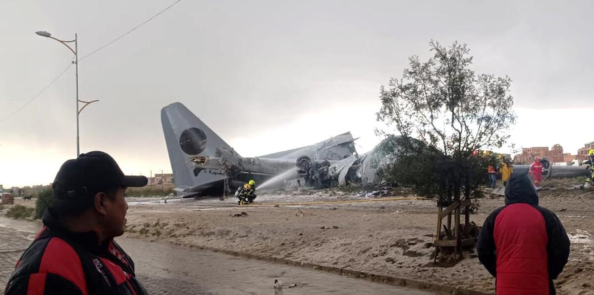 Al menos 15 muertos en accidente de un avión militar de carga en Bolivia, según bomberos