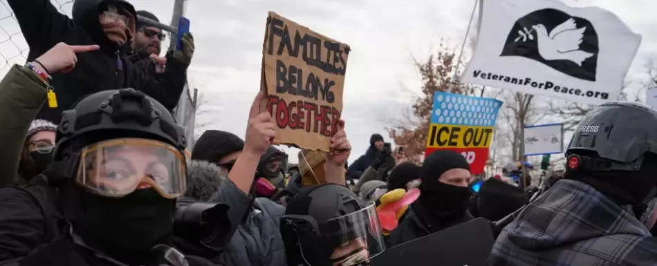 Policía arresta a docenas de manifestantes en protesta por la muerte de Renee Good en Minneapolis