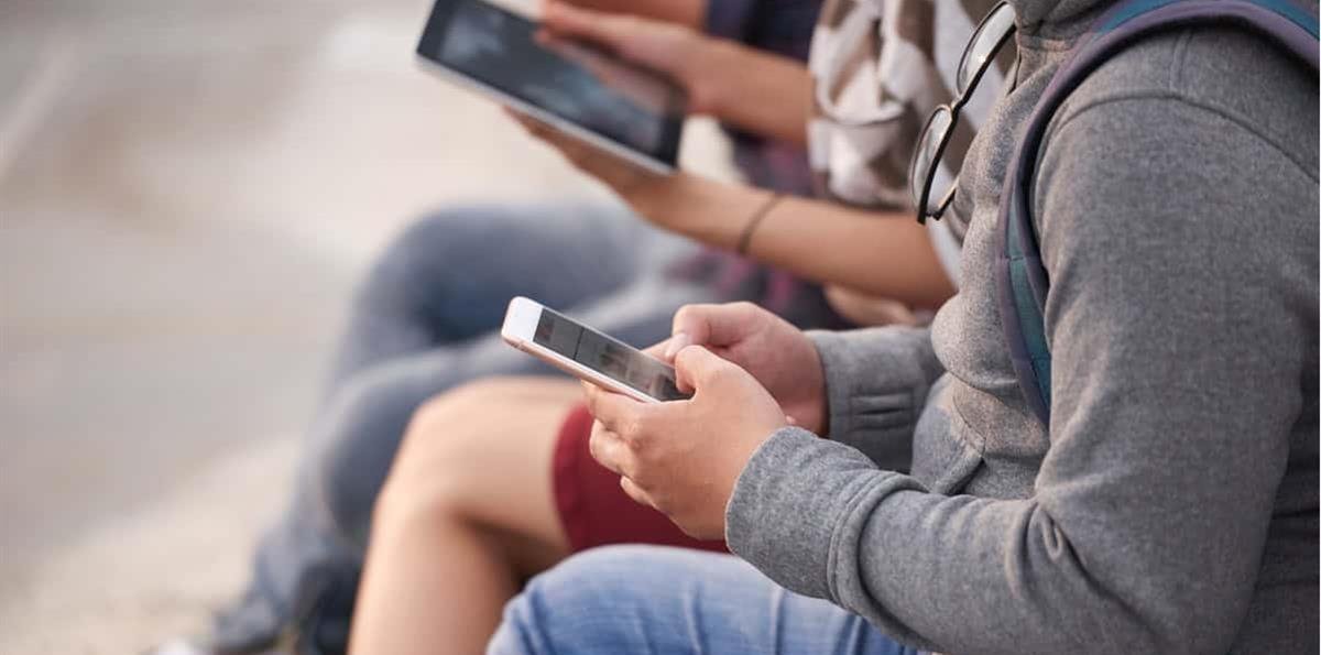 Macron pide informes sobre impacto de videojuegos e IA en salud mental de menores