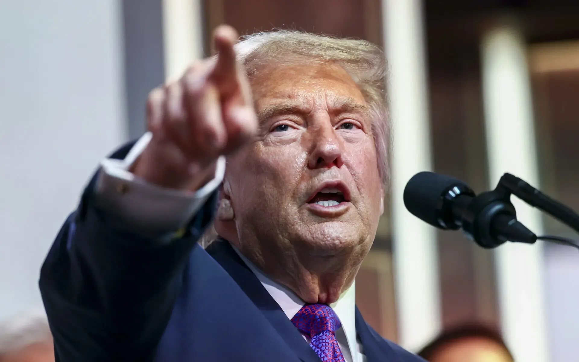 Trump impone aranceles entre 10% y 12.5% a 60 economías