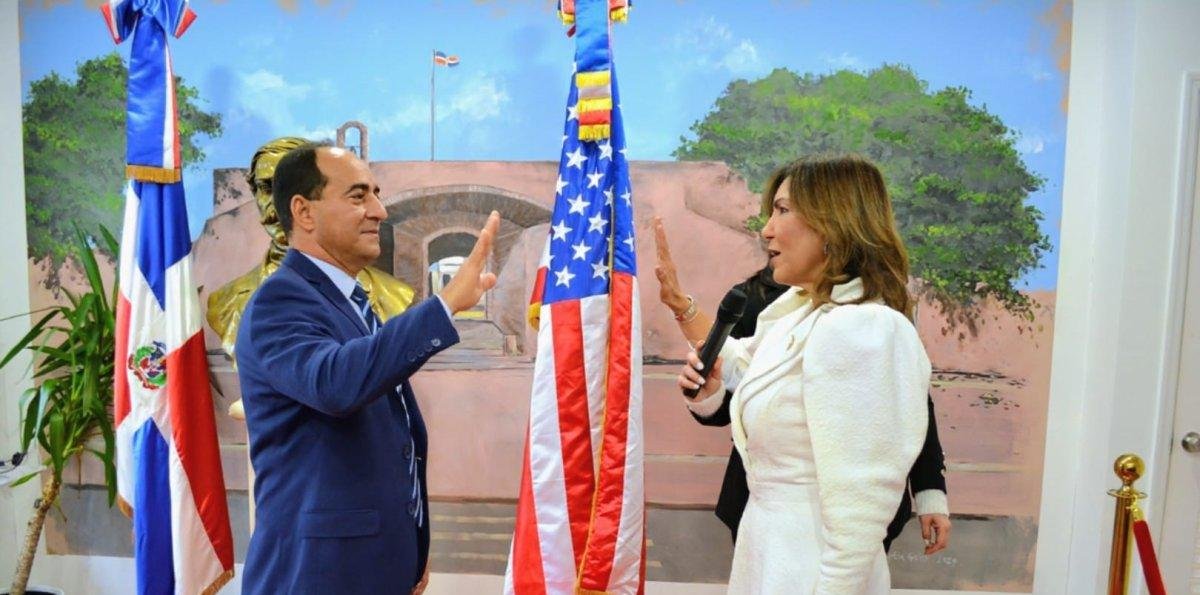 Emotivo relevo en el Consulado dominicano de Miami reafirma compromiso con la comunidad