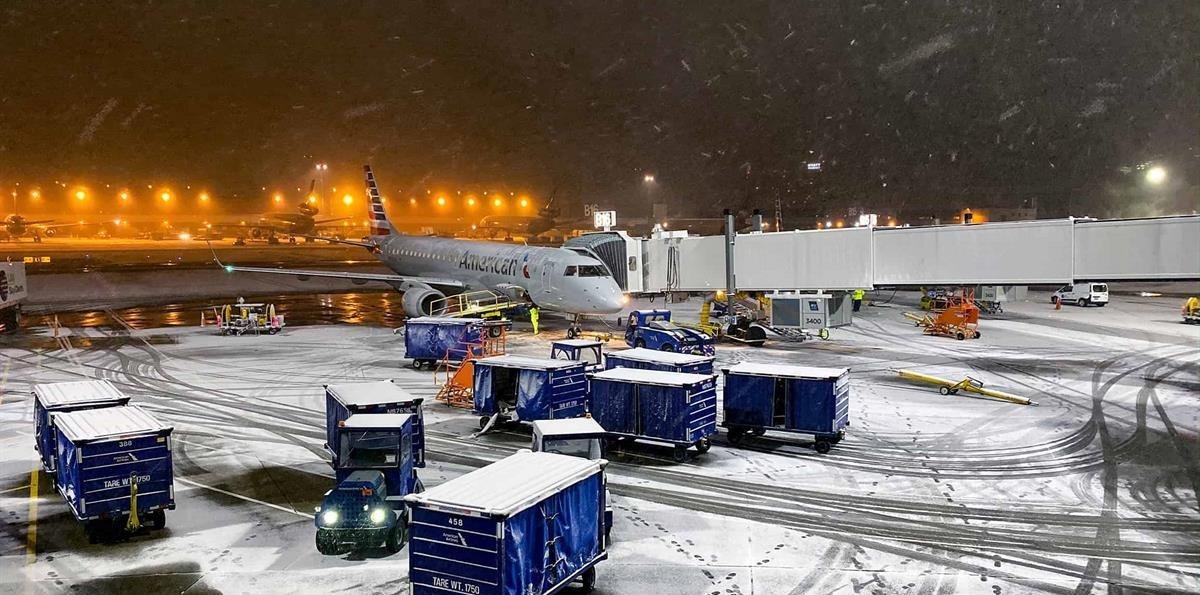 Las aerolíneas de EE. UU. retoman vuelos en el noreste tras un histórico temporal de nieve