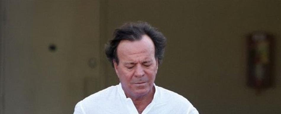Julio Iglesias decía que al dominicano “le das un dedo y te coge la mano”, según denunciante