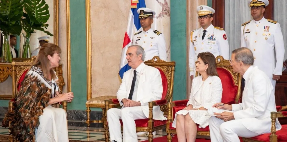 Presidente Abinader recibe cartas credenciales de seis nuevos embajadores acreditados