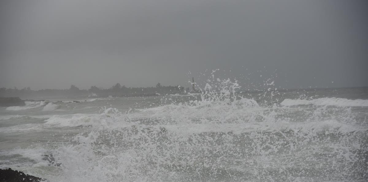 El COE amplía restricciones marítimas por oleaje anormal en las costas dominicanas