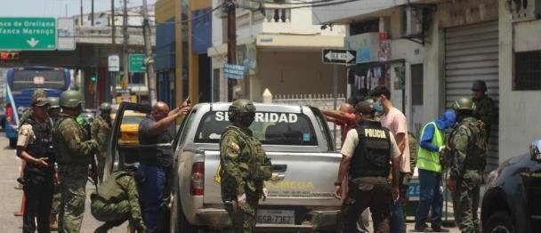 Ministro de Ecuador insiste en que Colombia "no está haciendo nada" contra el narcotráfico