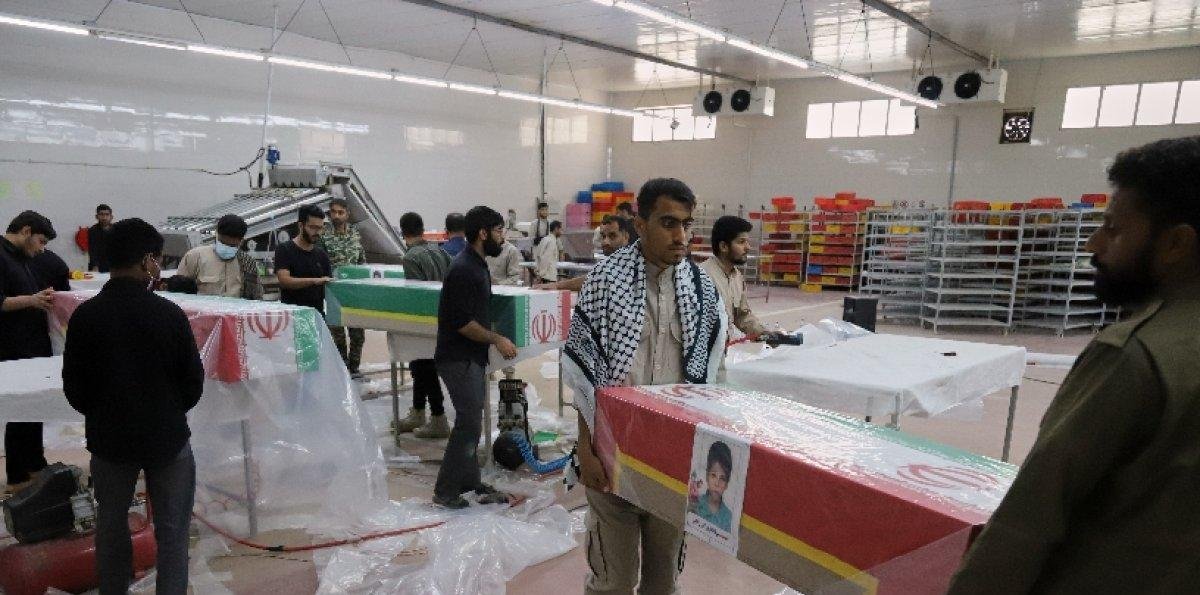 Iraníes entierran 165 niñas y maestros