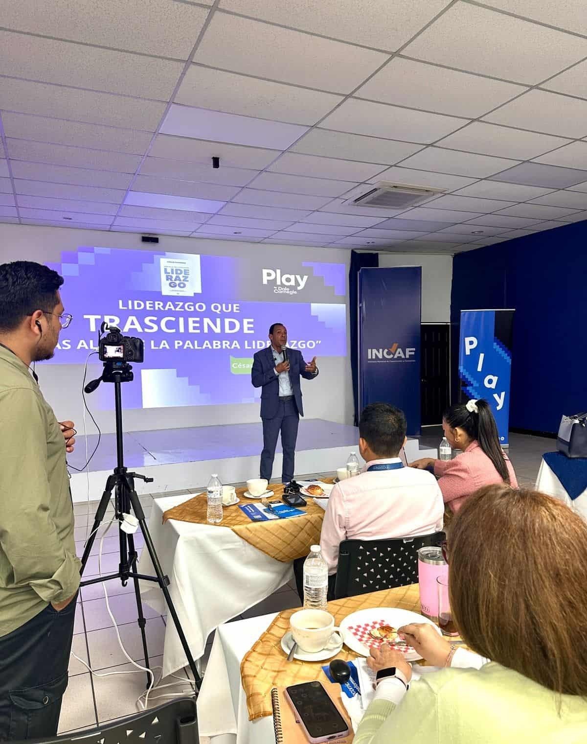César Cordero presenta su libro en Guatemala y El Salvador
