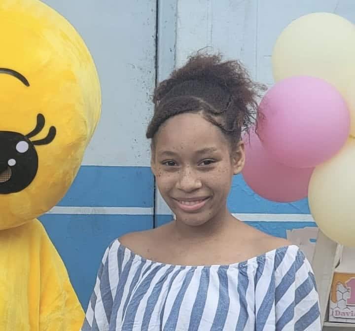 Cámaras captan a adolescente tras desaparecer en Villa Mella