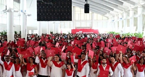 INTEC gradúa a 945 estudiantes y destaca el compromiso social