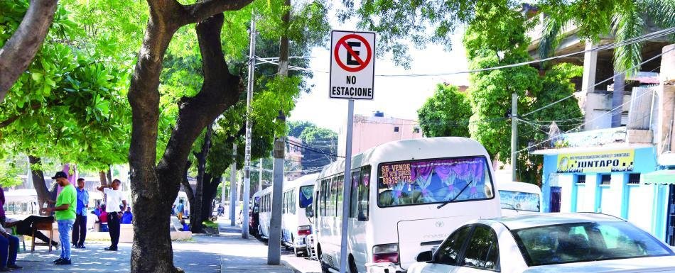 Digesett y ADN actuarán contra estacionamiento de vehículos en alrededores de parques
