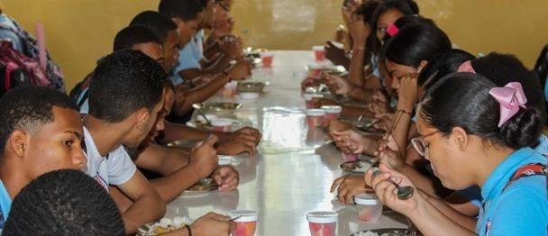 Inabie dice que ha reducido casi a la mitad el consumo de sal en la alimentación escolar