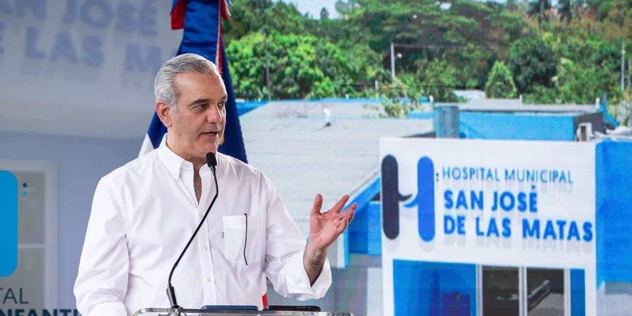 Abinader entrega 1,750 títulos; destaca inversión sector salud