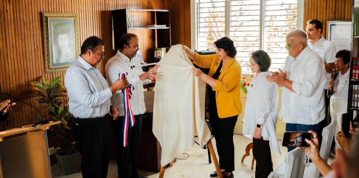 Donan obra de Minerva Mirabal a museo Hermanas Mirabal