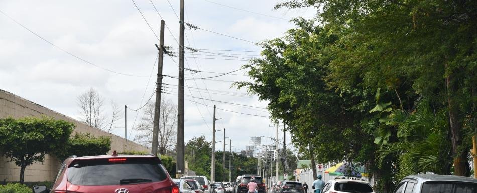 Continúa el doble parqueo en calles de la capital dominicana