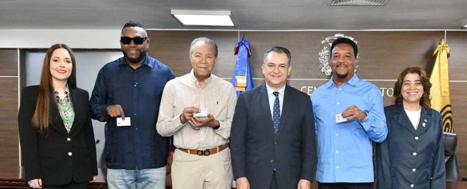 Entregan nueva cédula a personas con discapacidad y a miembros del Salón de la Fama de Cooperstown