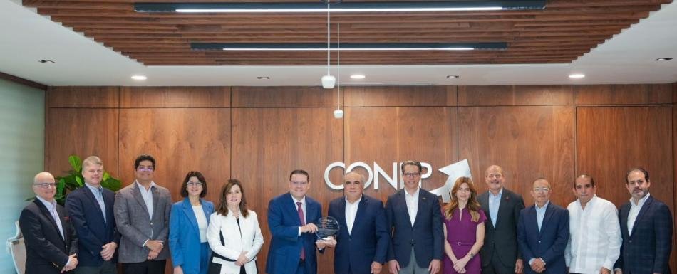 El Conep reconoce labor de Yayo Sanz Lovatón en la DGA