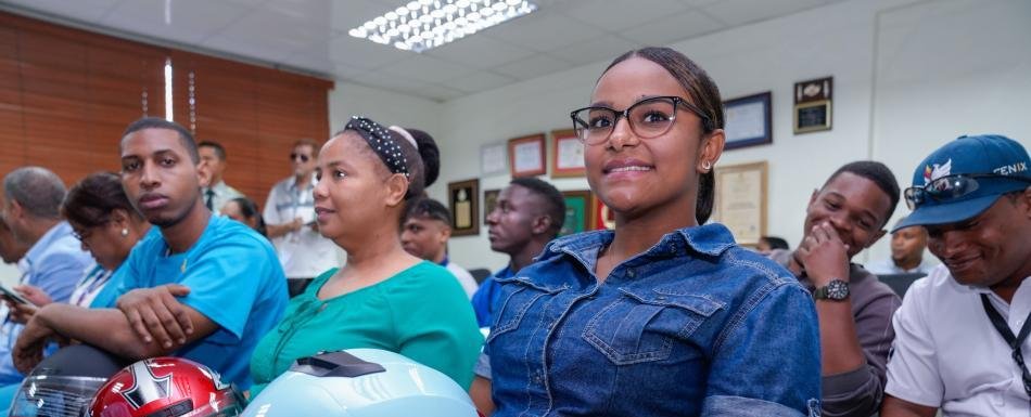 Asociación entrega 2,500 cascos a motoristas para reducir secuelas por accidentes