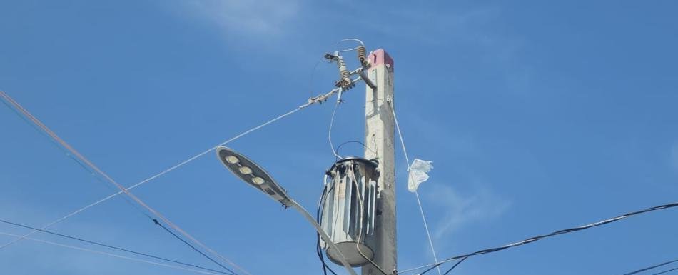 Amanecen sin energía eléctrica en varios sectores de la Capital