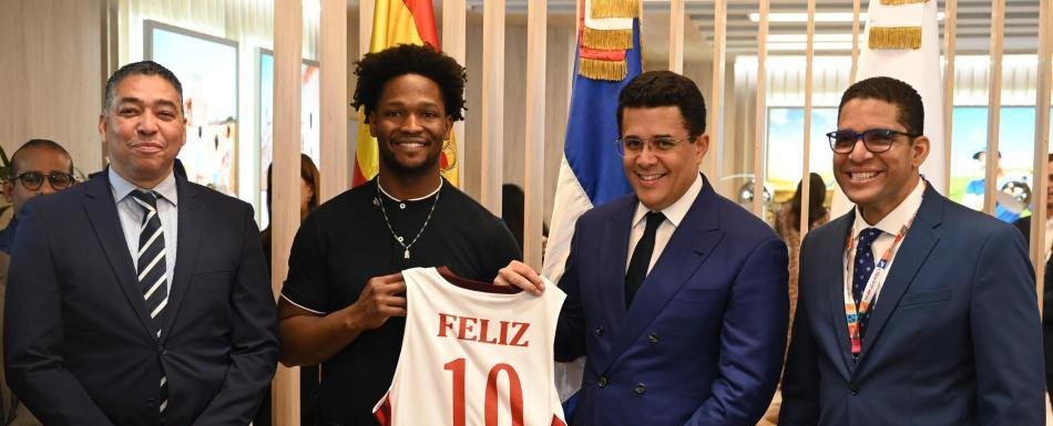 Ministro David Collado recibe camiseta del jugador Andrés Feliz en FITUR Madrid 2026