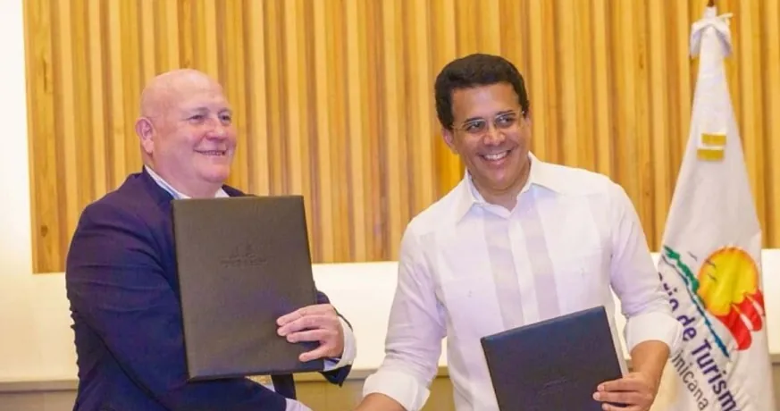 Firman acuerdo para fortalecer el transporte turístico en RD