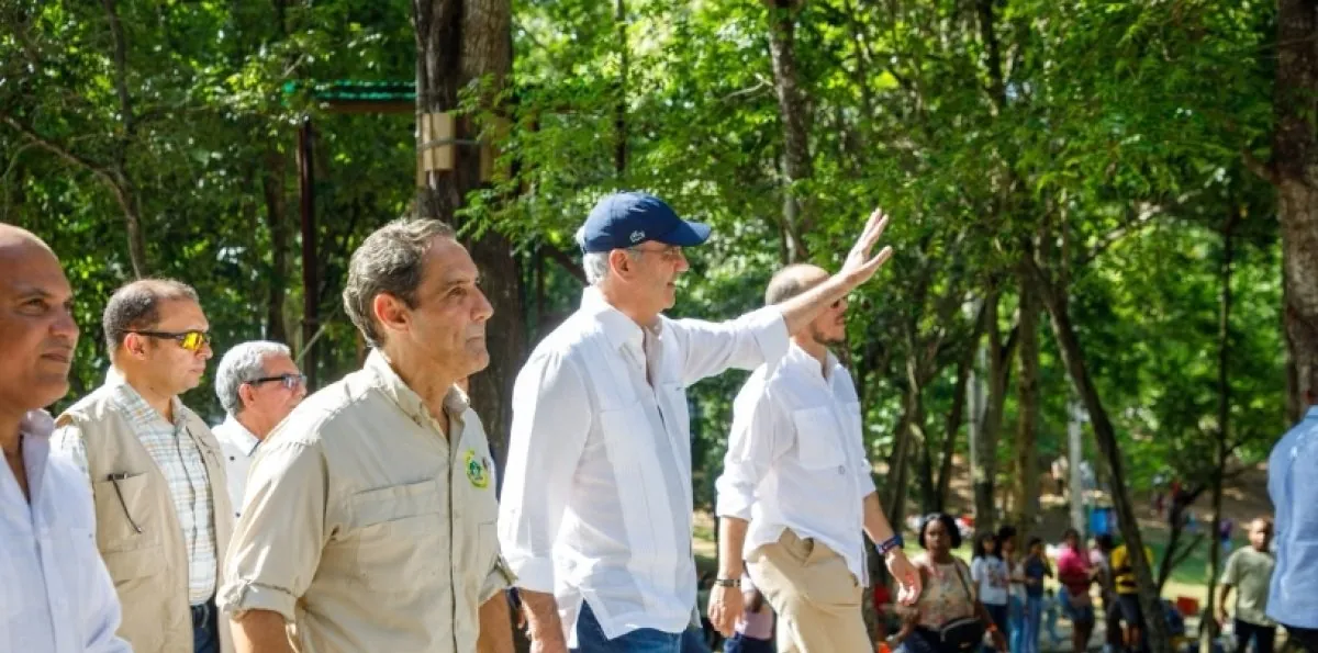 Luis Abinader conoce planes de expansión del Zoológico