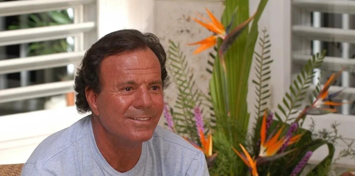 Julio Iglesias lleva a tribunales a la segunda vicepresidenta de España