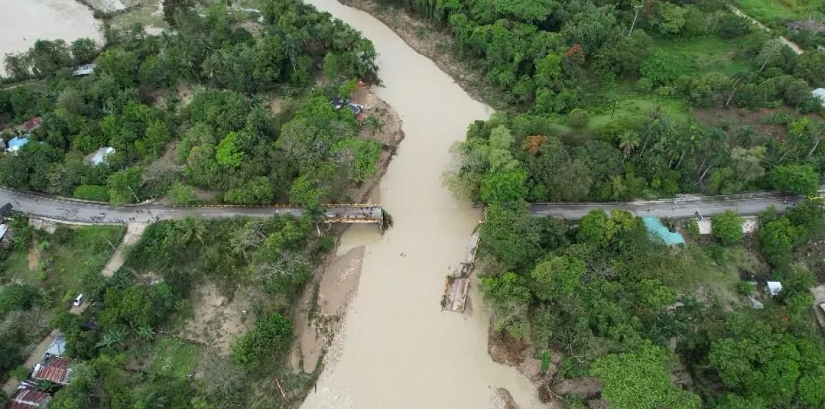 Colapsa puente sobre el río Camú en la carretera turística Luperón