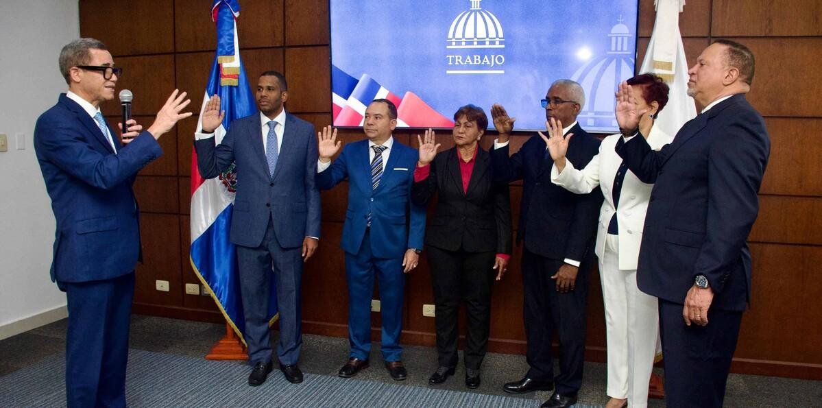 Eddy Olivares juramente seis nuevos viceministros en Trabajo