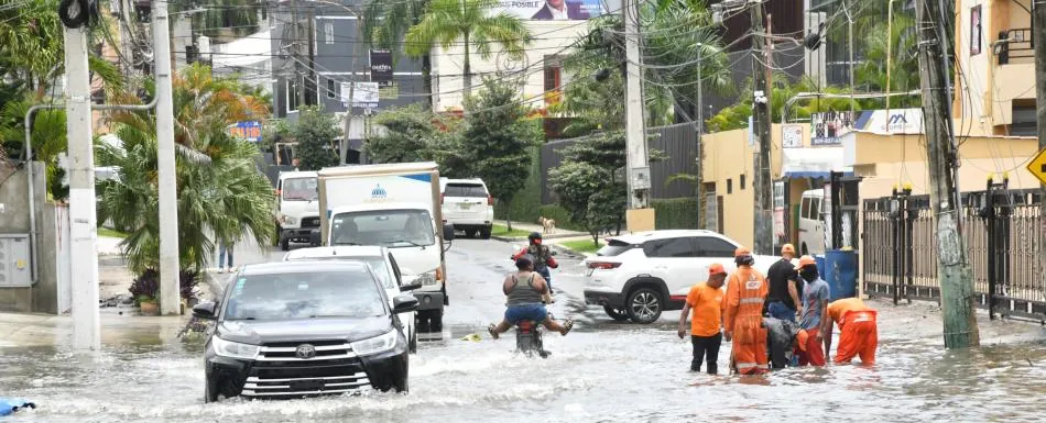 COE mantiene 17 provincias bajo alerta ante vaguada