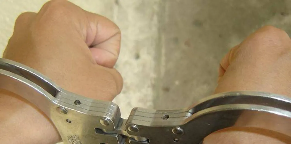 Arrestan hombre vinculado a presunta estafa inmobiliaria