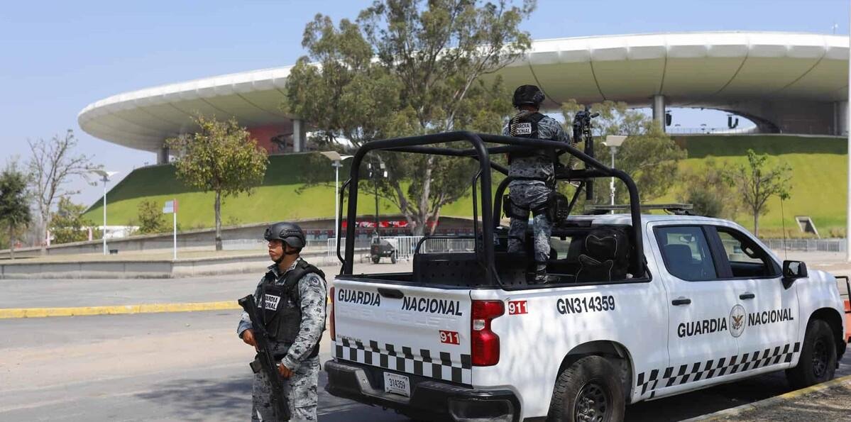 Militares mexicanos resguardan la funeraria donde es velado el narco "el Mencho"