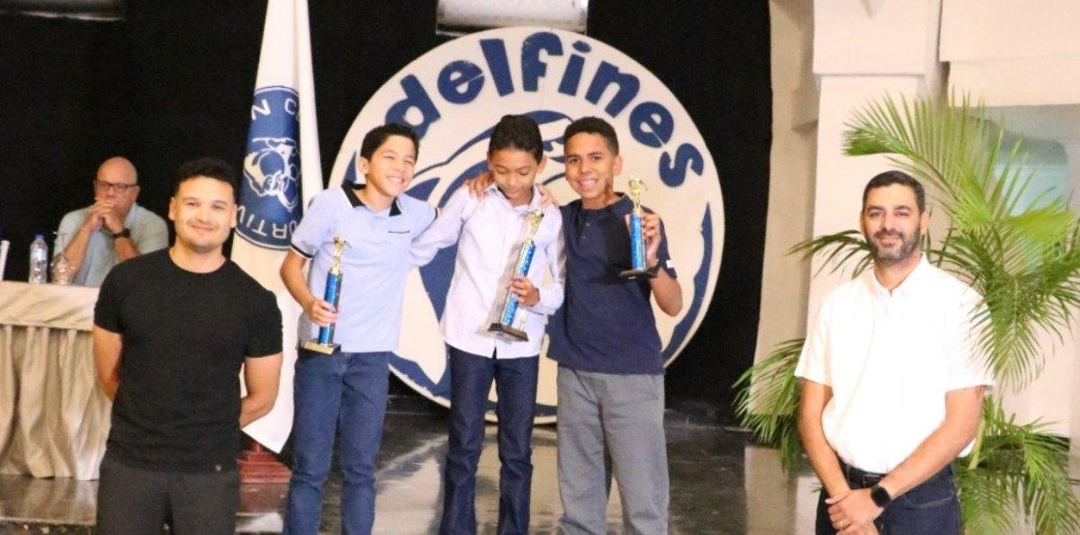 Delfines del Naco premia a los mejores nadadores