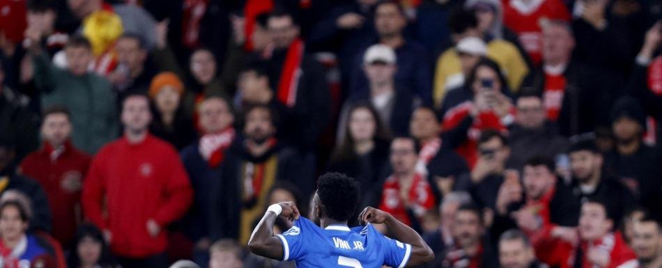 Benfica trabaja para identificar a dos aficionados por insultos racistas contra Vinicius