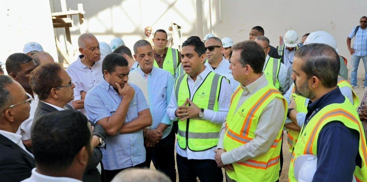 Kelvin Cruz e “Ito” Bisonó visitan el gimnasio boxeo