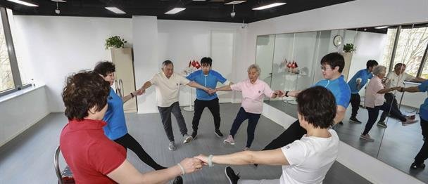 El envejecimiento fuerza a China a reorganizar cuidados, sanidad y mercado laboral